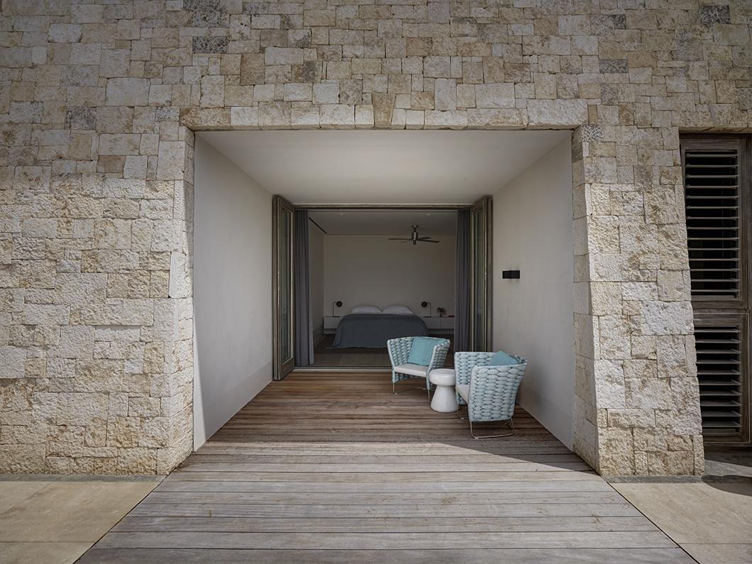 Slaapkamer met terras in luxe strandvilla op Antigua