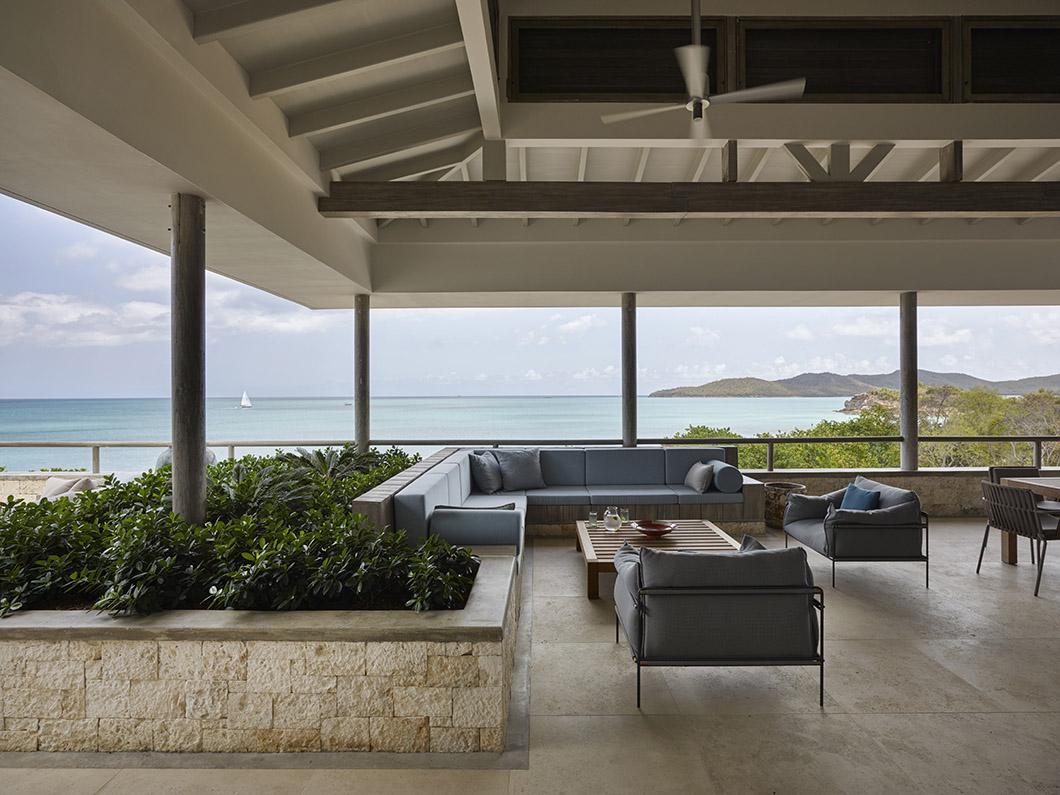 Terras met uitzicht op zee bij luxe strandvilla op Antigua