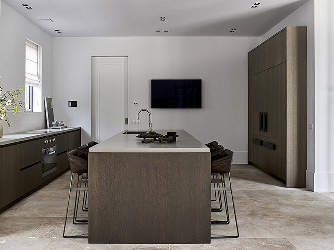 SIGNATURE kitchen with KEKKE stools