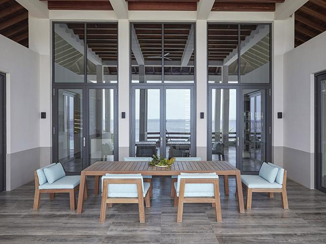 ANNE tafel en NIEK fauteuils bij strandvilla in Bonaire