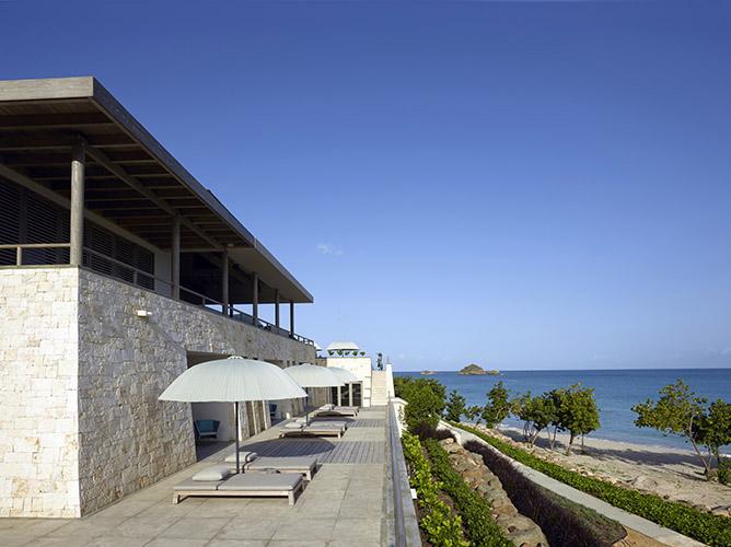 GIJS ligbedden met uitzicht op zee in luxe strandvilla op Antigua