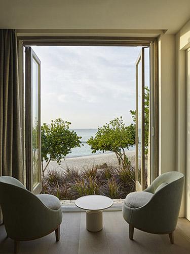 BELLE fauteuils met uitzicht op zee in luxe strandvilla op Antigua