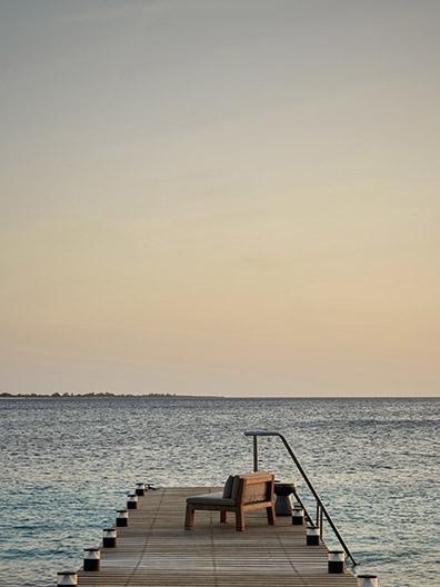 NIEK fauteuil op pier met zonsondergang bij strandvilla op Bonaire
