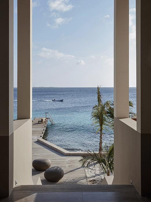 Uitzicht op zee vanaf strandvilla op Bonaire